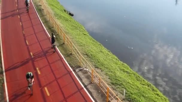 在巴西圣保罗的爱罗斯河自行车道上骑自行车的人 高角度 倾斜向上 — 图库视频影像