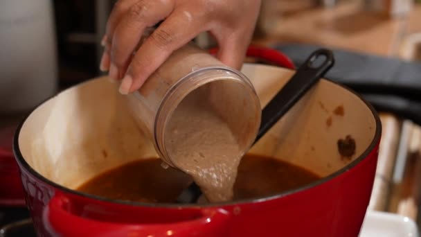 純粋なキノコを使用して 菜食主義者の自家製レシピでスープを厚くする 側面図を閉じる — ストック動画