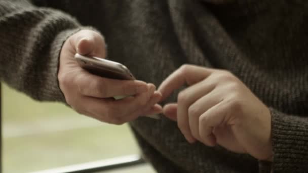 一个拿着电话和寻找信息的男人的手的特写 这一姿态揭示了人们对手机搜索结果的失望 — 图库视频影像