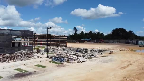 Drone Avanzando Zona Construccion Residenciales Mientras Los Trabajadores Construyen Romana — Stockvideo