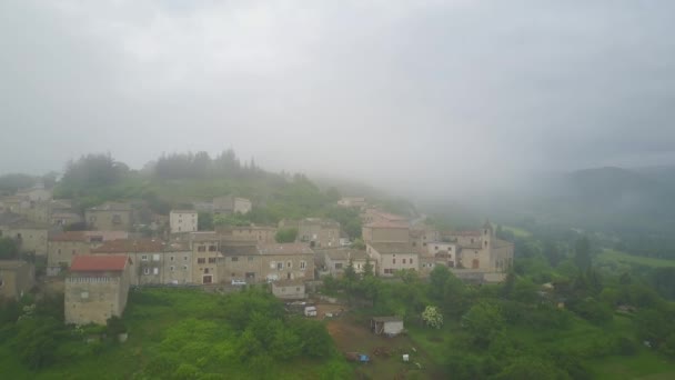 带着典型普罗旺斯建筑的多雾清晨的法国小村庄上空 — 图库视频影像