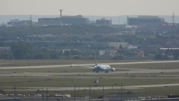 ピアソン国際空港の滑走路から飛行機が離陸トロントカナダはかすんで空に — ストック動画