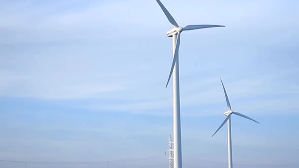 Granja Aerogeneradores Con Cielo Azul Hay Gente Stock Video — Vídeo de stock