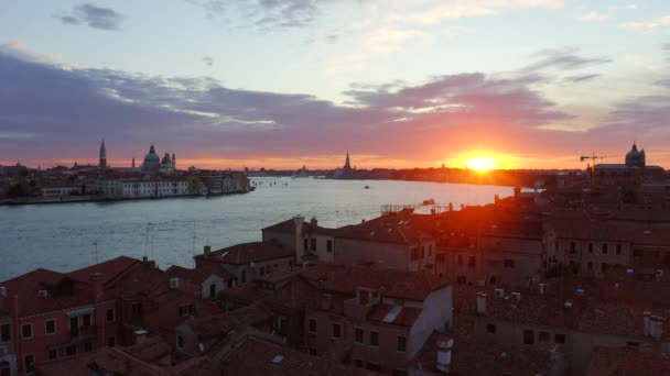 Venedig Italien September 2021 Drohne Steigt Bei Sonnenaufgang Über Giudecca — Stockvideo