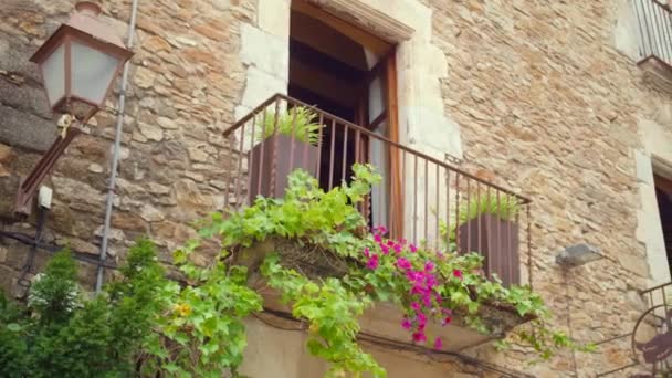 Panning Attraverso Balcone Stile Europeo Medievale Con Grande Finestra Aperta — Video Stock