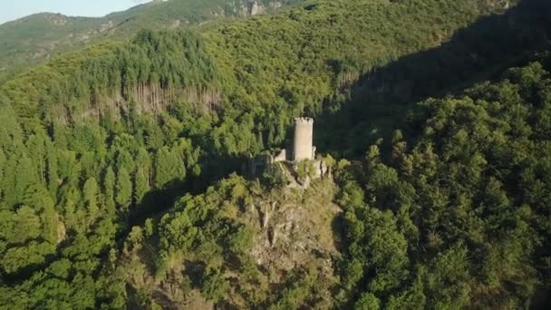 Tour Défense Médiévale Isolée Parmi Green Ridge Avec Forêt Pins — Video