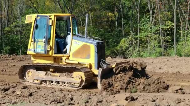 Side View John Deere 560H Lgp Bulldozer Pushing Dirt Reversing — Stock Video