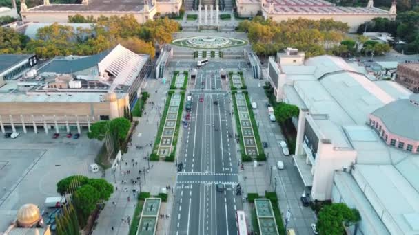 从空中俯瞰巴塞罗那的蒙特胡克 那里有行人 公共交通 魔法泉 国家宫和其他五座宫殿 — 图库视频影像