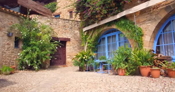 Hermosa Terraza Medieval Colorida Con Plantas Patio Enormes Ventanas Azules — Vídeos de Stock