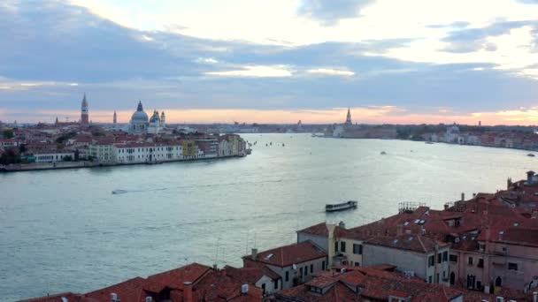 Venecia Italia Septiembre 2021 Drone Desciende Hacia Giudecca Amanecer Mientras — Vídeos de Stock