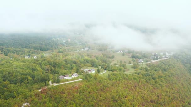 Sonbaharda Rengarenk Dağ Kasabasının Üzerinde Uçan Insansız Hava Aracı Görüntüsü — Stok video