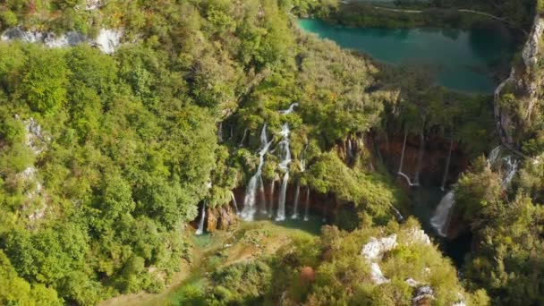 Increíble Vista Aérea Drones Brillantes Lagos Turquesas Conectados Con Cascadas — Vídeos de Stock