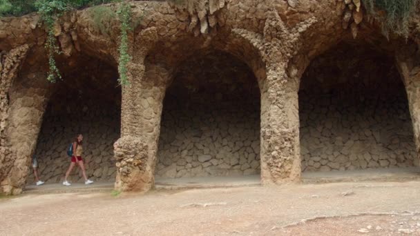 Spanya Nın Ünlü Park Guell Şehrinde Kolonileşmiş Yolda Yürüyen Şık — Stok video