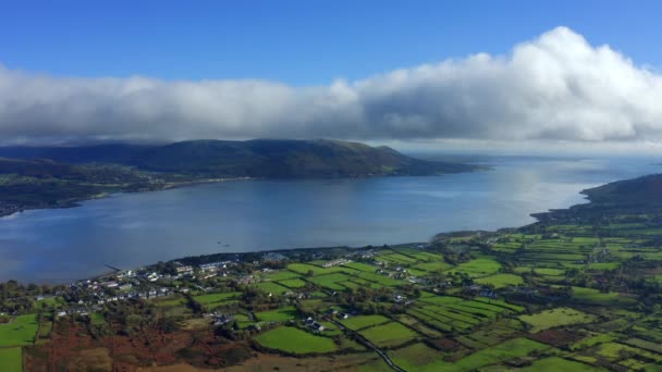 Carlingford Lough Louth Ireland October 2021 バイエルン州とオミース州の北アイルランドのウォーレンポイントに向かって東へのドローントラック — ストック動画