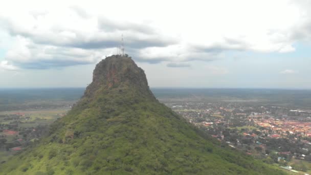 Luchtbaan Rond Een Grote Rots Een Oegandese Stad — Stockvideo