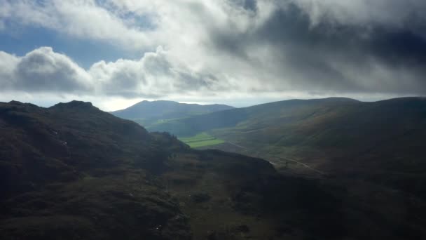 Carlingford Mountains Louth Ireland 10月2021 ドローンは丘の上を西に追跡しながら南に向かってるダンパーク湾との距離で — ストック動画