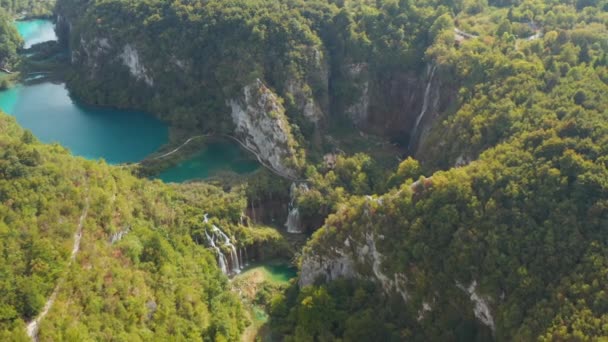 Απίστευτη Εναέρια Θέα Των Φωτεινών Τυρκουάζ Λιμνών Που Συνδέονται Καταρράκτες — Αρχείο Βίντεο