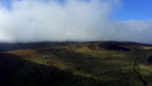 Carlingford Lough Louth Ireland October 2021 無人機は 太陽光が頑丈な風景を横切って掃引として雲の中に包まれた湿った丘とタインウェイに向かって西にプッシュします — ストック動画