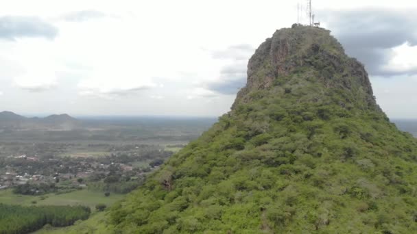 Órbita Aérea Alrededor Una Gran Roca Con Selva Montañas África — Vídeos de Stock