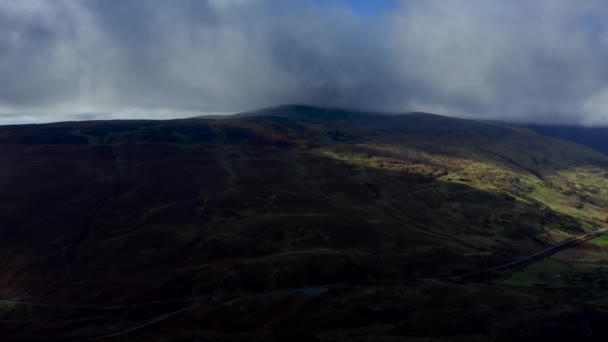 Carlingford Mountains Louth Ireland 10月2021 太陽が険しい風景を横切って掃引として雲に包まれた湿った丘の上に西にドローンをプッシュします — ストック動画