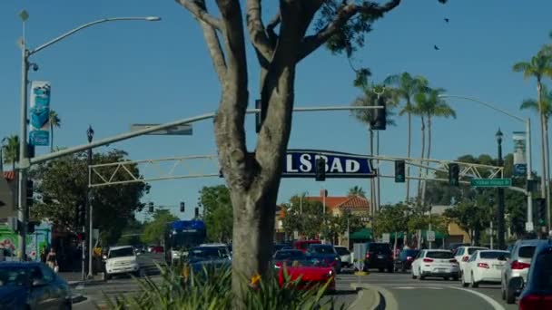 カリフォルニア州カールスバッドの大都市標識の接近ビュー 速度を半分に減速 — ストック動画