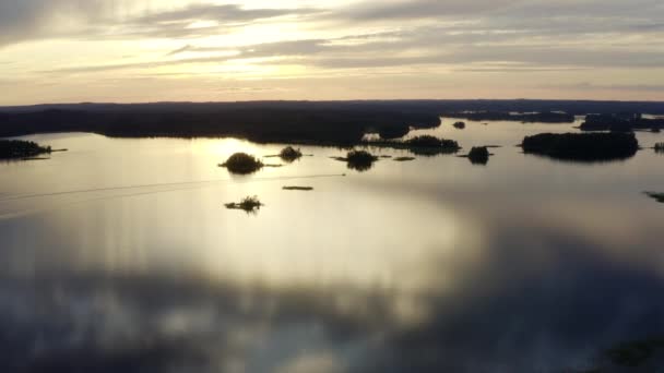 Drone Tiro Barco Motor Dirigindo Distância Uma Superfície Calma Lago — Vídeo de Stock