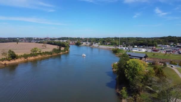 Witte Boot Die Overdag Rivier Naar Haven Vaart Vanuit Lucht — Stockvideo