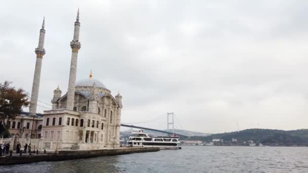 伊斯坦布尔美丽的Ortaky清真寺 背景为Bosphorus桥 — 图库视频影像