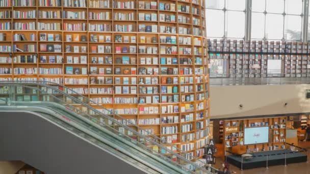 Orang Mengendarai Escalator Perpustakaan Starfield Pengunjung Pindah Antara Lantai Perpustakaan — Stok Video