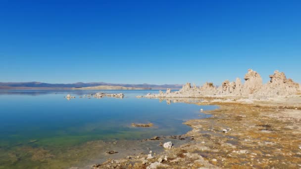 Spokojne Refleksyjne Jezioro Mono Słonecznym Tufa State Natural Reserve Skalistą — Wideo stockowe