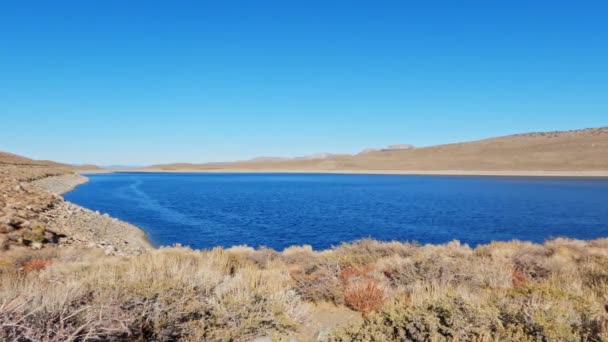 Ciemnoniebieskie Wody Jeziora Grant Hrabstwie Mono Słoneczna Kalifornia Widok Ręki — Wideo stockowe