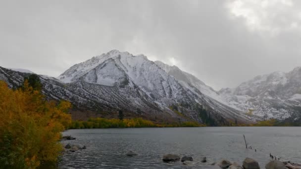 Montanhas Snowy Sherwin Range Convict Lake Com Nuvens Nevadas Céu — Vídeo de Stock