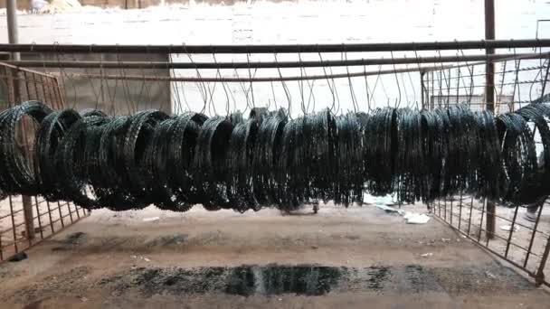 Rolls Barbed Sikkerhed Wire Hængende Rack Tørre Udenfor – Stock-video