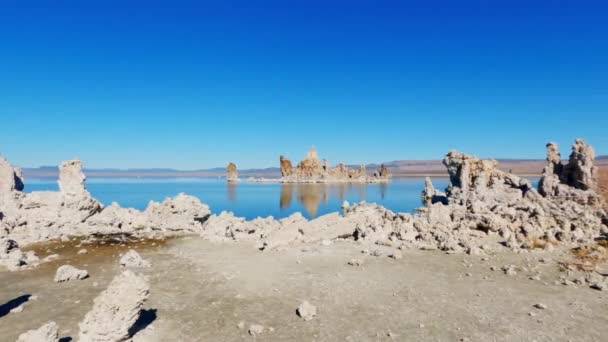 Спокойное Озеро Моно Солнечном Заповеднике Штата Туфа Скальными Формациями Небольшим — стоковое видео