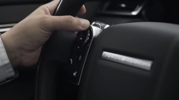 Αυτοκίνητο Τιμόνι Κουμπιά Γης Στροφείο Velar Χέρι Του Ανθρώπου Αγγίζοντας — Αρχείο Βίντεο