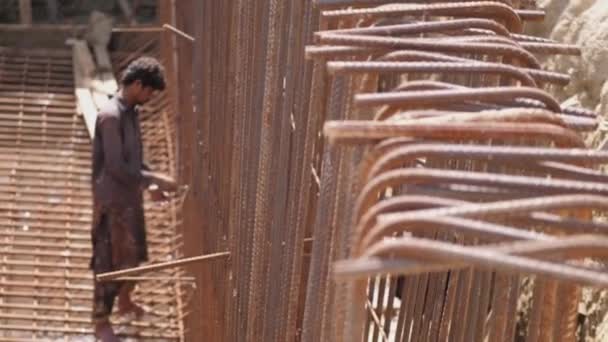 Trabajador Apriete Varillas Refuerzo Sitio Construcción Karachi Enfoque Bastidor — Vídeo de stock