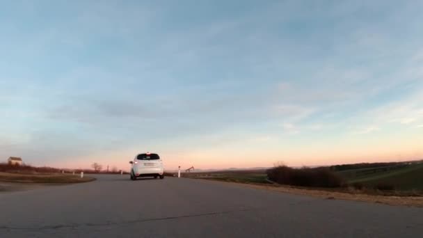 Düşük Açılı Orta Ölçekli Boş Açık Yollarda Giden Bir Araba — Stok video