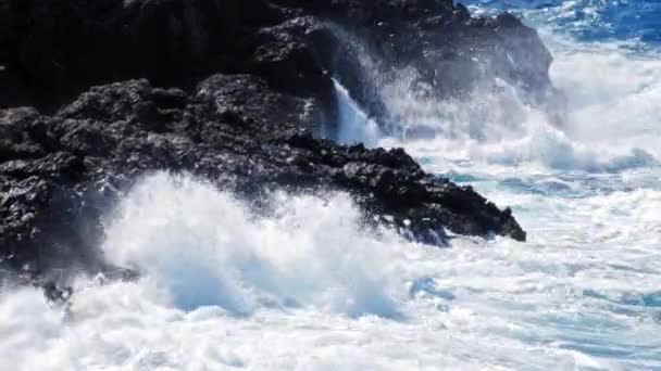 Onde Bianche Che Infrangono Sulla Costa Rocciosa Nera Jerusalem Beach — Video Stock