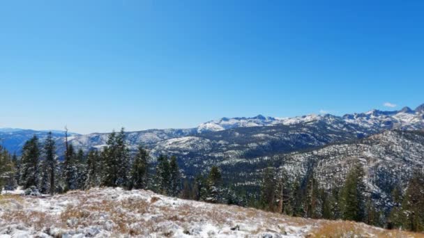 カリフォルニア州インヨー国立森林の雪に覆われたモントレービスタの山々を見下ろす景色 スローパンニングショット — ストック動画