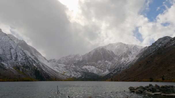 Χιονισμένα Βουνά Sherwin Range Στη Λίμνη Convict Θυελλώδη Σύννεφα Που — Αρχείο Βίντεο