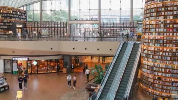 Библиотека Старфилда Посетители Передвигающиеся Между Этажами Публичной Библиотеки Огромными Книжными — стоковое видео