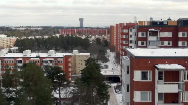 雪の冬のシーン 空中の赤色高層マンションストックホルム — ストック動画
