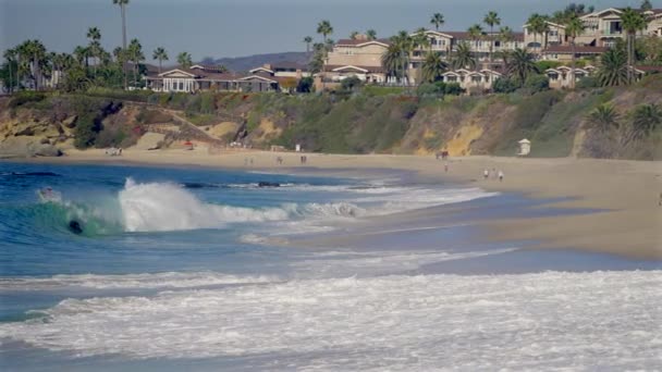 人的身体沿着加利福尼亚海岸进入波浪中 减速至25度 — 图库视频影像