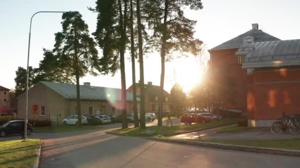 瑞典加夫尔医院大楼周围的行人和汽车 — 图库视频影像