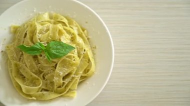 Pesto fettuccine makarna, üstüne de parmesan peyniri.