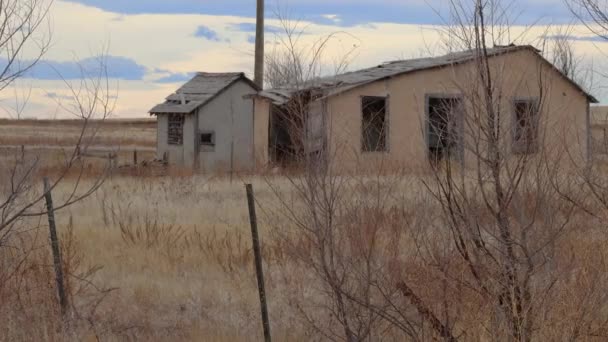 Opuszczony Dom Farmie Równinach Wschodniego Kolorado Nawiedzony Wyglądający Zniszczony Dom — Wideo stockowe
