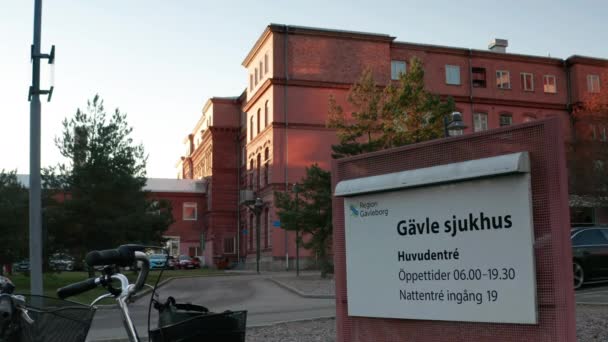 Autos Kommen Während Der Pandemie Ein Krankenhaus Osten Schwedens — Stockvideo