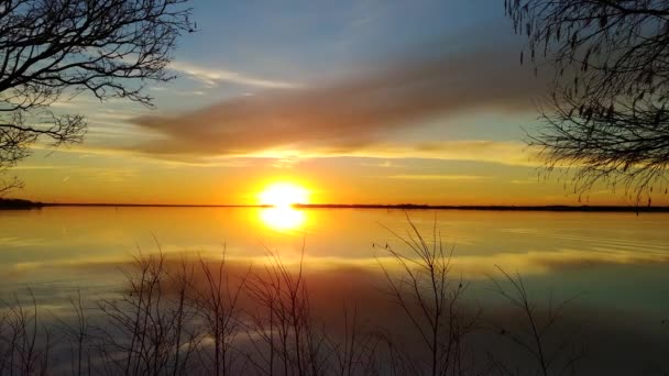 Coucher Soleil Doré Brillant Sur Eau Lac Super Calme Plan — Video