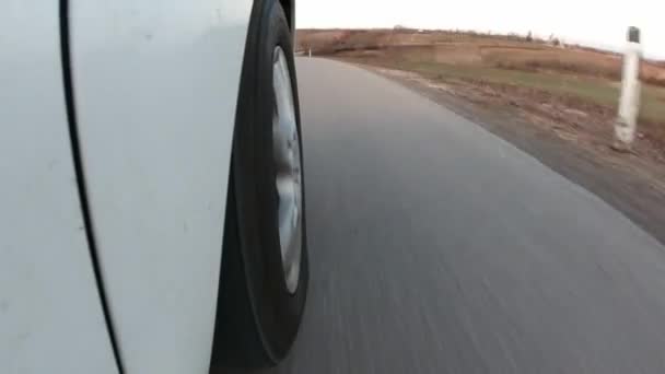 Super Cerca Tiro Estático Neumático Coche Mientras Tanto Conducir Por — Vídeos de Stock