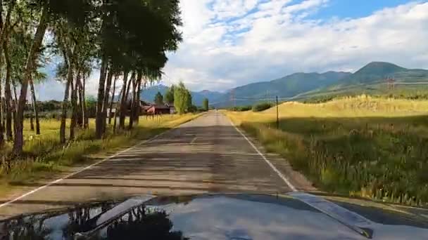 地平线上的小村庄和山脉 驾驶越野车在美国乡村道路上行驶 — 图库视频影像